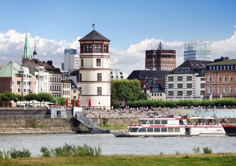 Düsseldorf Altstadt mit Schlossturm und Rhein